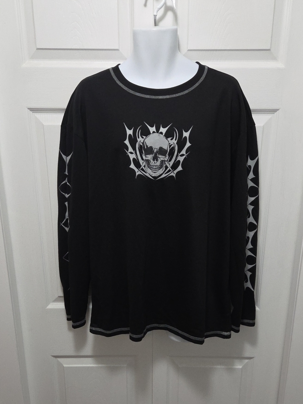 ROMWE XL NWT Black Long Sleeve with Silver Skull Graphic